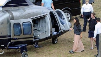 Bepergian naik helikopter tampaknya juga hal biasa bagi seorang Zuck. Dan saat bepergian untuk kepentingan bisnis, ia sering menggunakan pesawat pribadi. (istimewa/therichest)