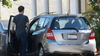 Dengan harta yang melimpah, mobil yang ia gunakan justru yang biasa saja. Ia pernah menggunakan Honda Fit, nama lain dari Honda Jazz. Tapi sepertinya sekarang dia sudah tak lagi memiliki mobil itu. (Foto: therichest)