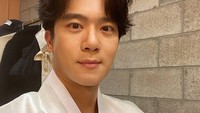 Selain Rain, aktor Crash Landing on You Ha Seok Jin juga telah divaksin. Foto: (dok. Instagram/haseokjin)