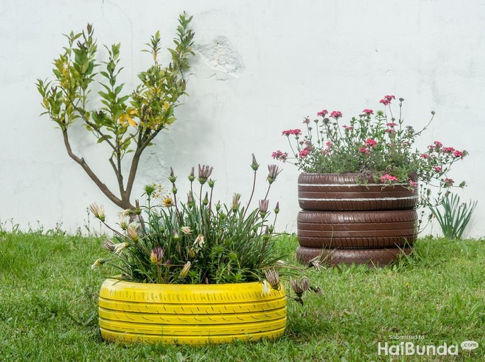beautiful recycled vases made with old tires. Ideias to have a nice garden with reused materials.