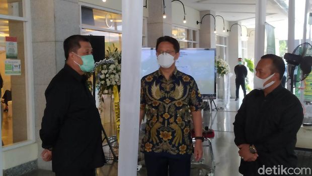 Jenazah istri Menkumham Yasonna Laoly, Elisye Widya Ketaren disemayamkan di Rumah Duka Sentosa RSPAD Gatot Soebroto. Menkes-Menlu datang melayat. (Adhyasta Dirgantara/detikcom)