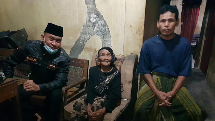 Kapolsek Randudongkal, AKP Trino Winarno bersama Nenek Tawen dan anak bungsunya Karyadi, Jumat (11/6/2021).