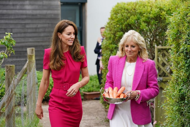 “Sebuah kehormatan bisa menyambut Dr. Jill Biden dan para pakar dari AS dan Inggris untuk berdiskusi tentang pentingnya pendidikan anak untuk dampak jangka panjang, dan bagaimana kita bisa berkolaborasi untuk membuat perbedaan,” demikian bunyi keterangan foto pertemuan tersebut di akun Instagram Duke dan Duchess of Cambridge. (Foto: Getty Images/WPA Pool)