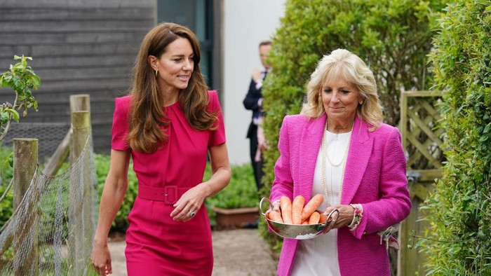 HAYLE, UNITED KINGDOM - JUNE 11: Catherine, Duchess of Cambridge (L) and U.S. First Lady Dr Jill Biden during a visit to Connor Downs Academy, during the G7 summit in Cornwall on June 11, 2021 in Hayle, west Cornwall, England. (Photo by Aaron Chown/WPA Pool/Getty Images)