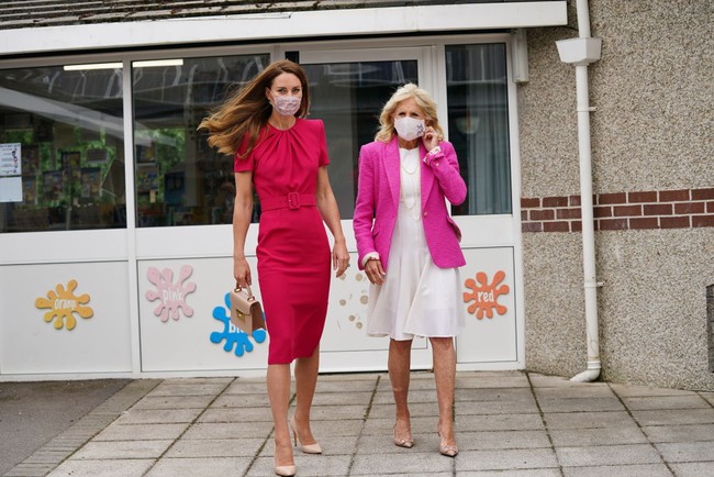 Adapun Jill Biden memilih dress putih yang dibungkus blazer berwarna hot pink keluaran label LAgence. Ia lalu memadukannya dengan nude heels Valentino yang matching dengan sepatu Kate. (Foto: Getty Images/WPA Pool)