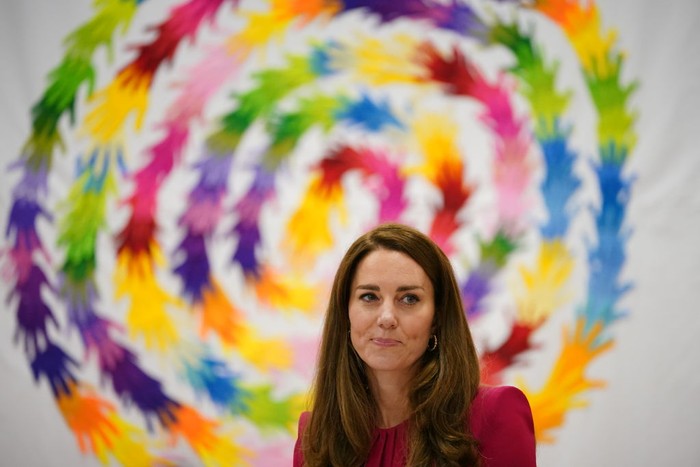 Kate Middleton dan Jill Biden HAYLE, UNITED KINGDOM - JUNE 11: Catherine, Duchess of Cambridge participating in a roundtable discussion with a number of representatives from the early years sector who have been influential in the Duchess work in this space, during a visit to Connor Downs Academy, during the G7 summit in Cornwall on June 11, 2021 in Hayle, west Cornwall, England. (Photo by Aaron Chown/WPA Pool/Getty Images)
