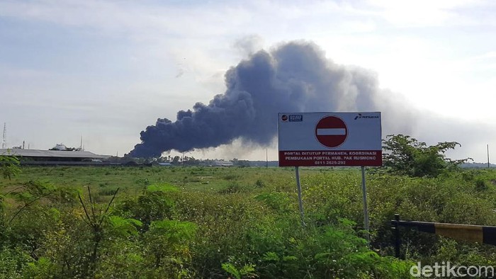 Kebakaran di Kilang Cilacap Jadi Tontonan Warga Kepulan asap yang membumbung ke arah barat dari tangki Kilang Pertamina RU IV Cilacap yang terbakar sejak Jumat (11/6) malam menjadi tontonan warga sekitar. Warga yang penasaran semakin sore semakin banyak.
