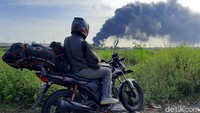 Kepulan asap yang membubung ke arah barat dari tangki Kilang Pertamina RU IV Cilacap menjadi tontonan warga.