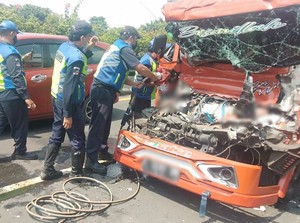 Sempat Terjepit, Sopir Truk Tabrak Tangki BMM di Exit Tol Rawamangun Tewas
