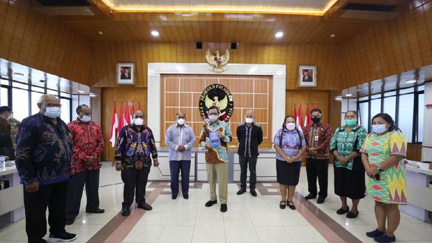 Mahfud Md berdialog dengan Majelis Rakyat Papua (MRP) di kantornya.