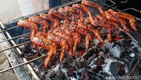 Sayap ayam dipanggang sampai muncul semburat gosong dan matang sempuran. Foto: detikFood/Yenny Mustika Sari