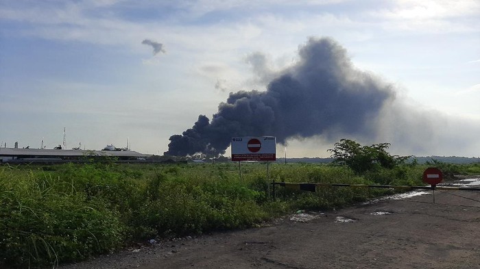 Dirut Pertamina Nicke Widyawati  memberi keterangan usai mengecek kebakaran tangki kilang Cilacap.