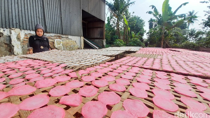 Kerupuk RO Asal Usul Kerupuk RO, Kerupuk Pink Terkenal dari Purwarkarta