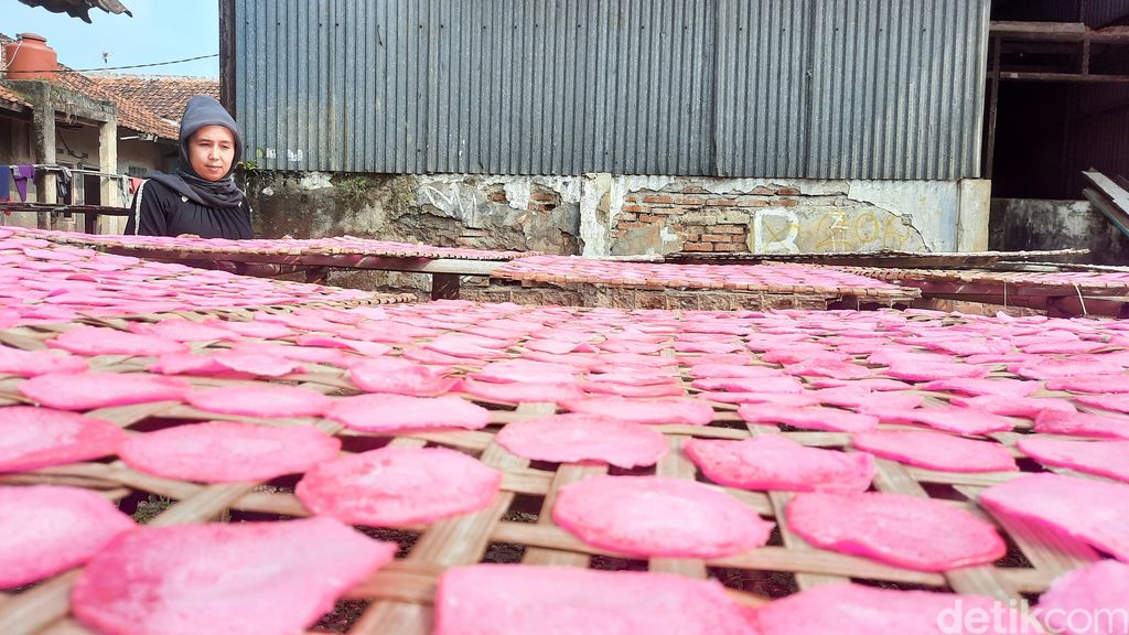 Asal Usul Kerupuk RO, Kerupuk Pink Terkenal dari Purwarkarta