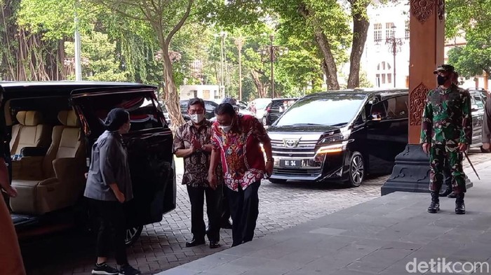 Ketua DPR RI Puan Maharani disambut Ketua DPP PDIP Jateng Bambang Pacul
