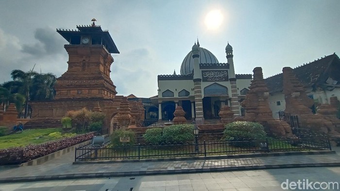 Kompleks Masjid, Menara, dan Makam Sunan Kudus. Foto diambil Sabtu (12/6/2021).