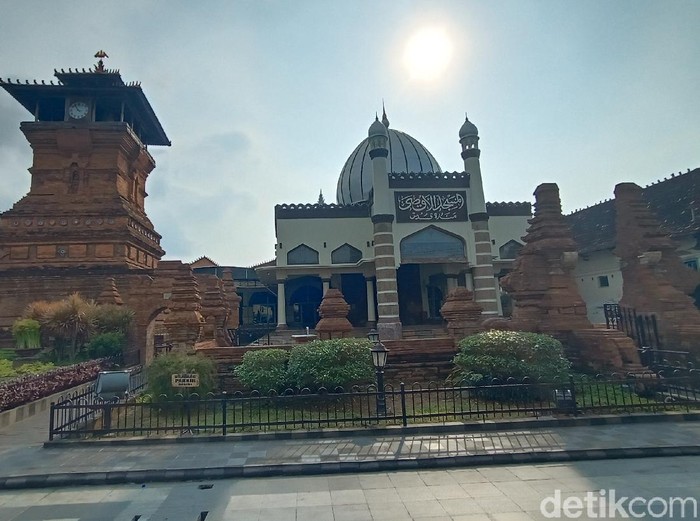 Kompleks Masjid, Menara, dan Makam Sunan Kudus. Foto diambil Sabtu (12/6/2021).