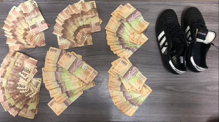 Koordinator pungli di JICT Pelabuhan Tanjung Priok menggunakan uang hasil pungli untuk beli sepatu bola. Foto dari Kapolres Pelabuhan Tanjung Priok AKBP Putu Kholis Aryana