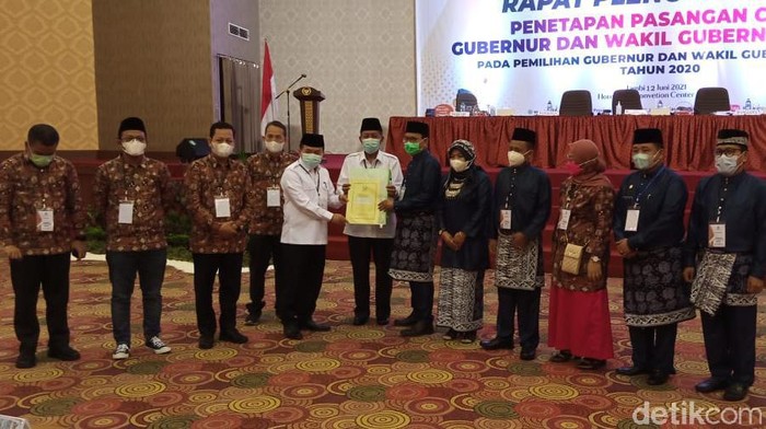 KPU menetapkan Al Haris dan Abdullah Sani sebagai gubernur dan wakil gubernur Jambi terpilih periode 2020-2024 mendatang. (Ferdi Almunanda/detikcom)