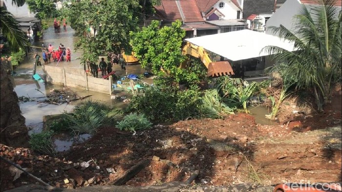 Longsor di Kompleks Telkom Tangsel