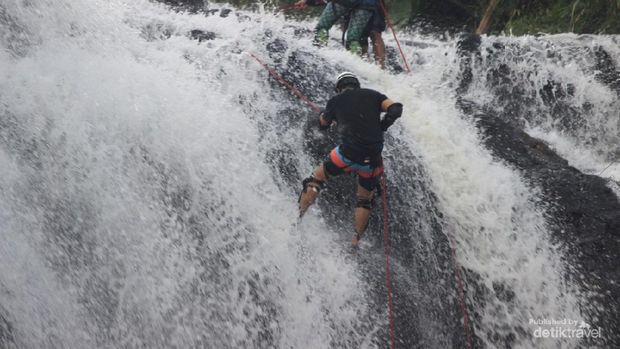 Canyoneering di curug cikondang