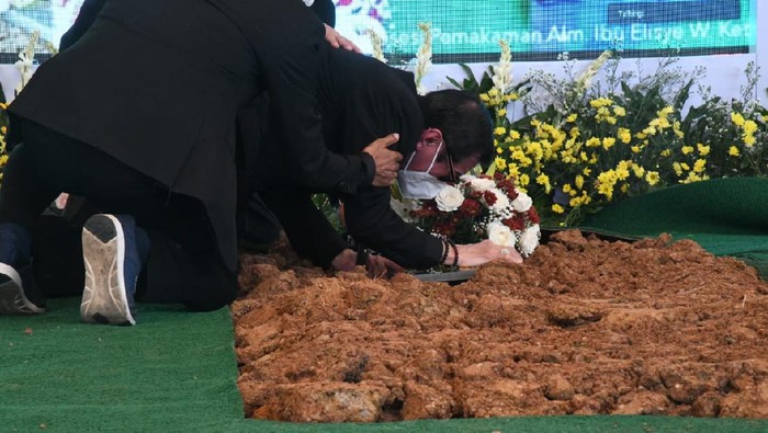 Menkumham Yasonna Laoly menangis di atas pusara sang istri