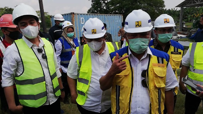 Menteri PUPR Basuki Hadimuljono bareng Wali Kota Solo Gibran Rakabuming Raka blusukan ke proyek antibanjir
