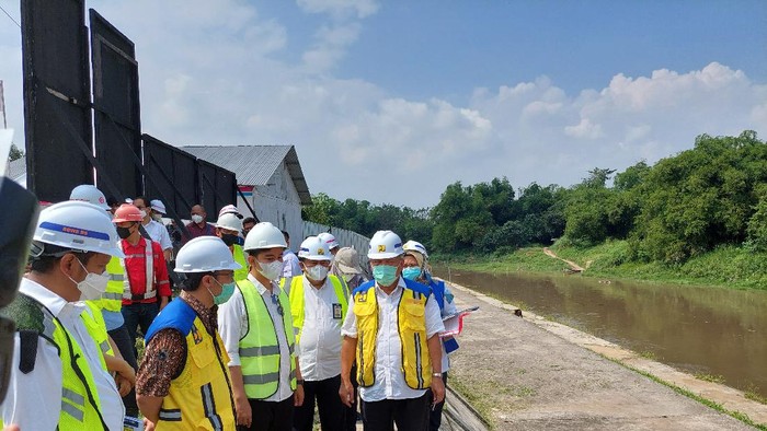 Menteri PUPR Basuki Hadimuljono bareng Wali Kota Solo Gibran Rakabuming Raka blusukan ke proyek antibanjir