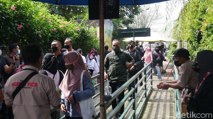 Saat ini Kabupaten Bandung Barat (KBB) berada di zona merah atau risiko tinggi penyebaran COVID-19. Namun, warga tetap memadati objek wisata di kawasan Lembang.