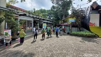 Pengunjung objek wisata The Great Asia Africa (TGAA) tampak ramai. 