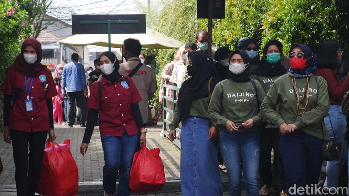 Meski Zona Merah, Objek Wisata Lembang Tetap Dipadati Pengunjung Saat ini Kabupaten Bandung Barat (KBB) berada di zona merah atau risiko tinggi penyebaran COVID-19. Namun, warga tetap memadati objek wisata di kawasan Lembang.