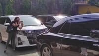 Para pembeli itu terlihat mengambil foto mobil yang sekiranya diminati. Pihak panitia lelang juga turut mendampingi para calon pembeli untuk menjelaskan proses pelelangan. (Foto: Azhar/detikcom)