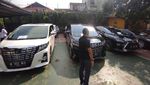 Penampakan Deretan Mobil Mewah Sitaan Kasus ASABRI yang Akan Dilelang
