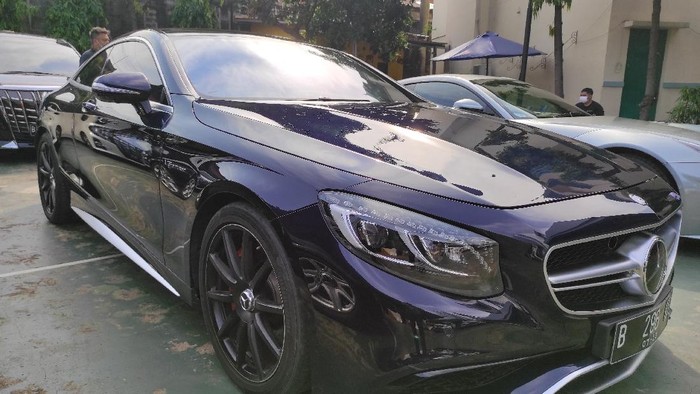 Mobil barang sitaan kasus ASABRI dipamerkan ke publik jelang lelang