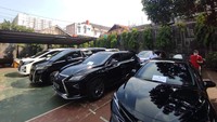 Pantauan detikcom, Sabtu (12/6/2021) pukul 10.00 WIB, para calon pembeli mulai berdatangan ke Gedung Asabri, Jl Mayjen Sutoyo, Cawang, Jaktim. (Foto: Azhar/detikcom)