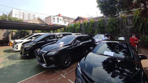 Mobil barang sitaan kasus ASABRI dipamerkan ke publik jelang lelang