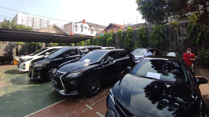 Mobil barang sitaan kasus ASABRI dipamerkan ke publik jelang lelang Mobil barang sitaan kasus ASABRI dipamerkan ke publik jelang lelang