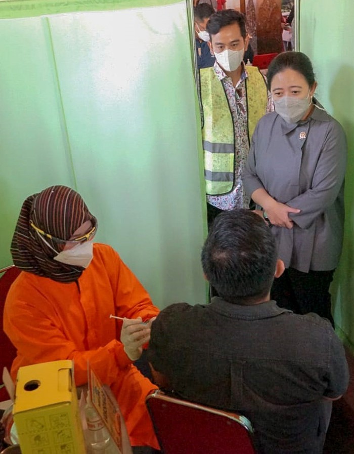 Momen Puan Keliling Solo Ditemani Gibran Ketua DPR RI Puan Maharani blusukan ke Kota Solo. Selama kunjungannya itu, Ia didampingi langsung oleh Gibran meninjau proses rehabilitasi Pasar Legi dan vaksinasi disana.