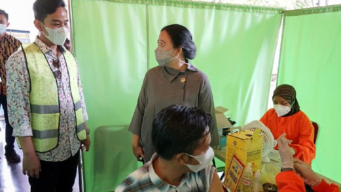 Momen Puan Keliling Solo Ditemani Gibran Ketua DPR RI Puan Maharani blusukan ke Kota Solo. Selama kunjungannya itu, Ia didampingi langsung oleh Gibran meninjau proses rehabilitasi Pasar Legi dan vaksinasi disana.