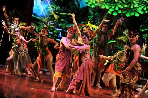 Perajin menyelesaikan pembuatan kain tenun saat pameran Industri Kecil Menengah (IKM) dalam rangkaian kegiatan Pesta Kesenian Bali ke-43 di Taman Budaya Bali, Denpasar, Bali, Sabtu (12/6/2021). Pameran IKM yang diikuti puluhan pelaku IKM dari berbagai daerah di Bali tersebut diselenggarakan untuk membantu perekonomian pelaku IKM yang terdampak pandemi COVID-19 dan mempromosikan berbagai produk unggulan khas Bali seperti kain tenun, perak, anyaman serta olahan pangan. ANTARA FOTO/Fikri Yusuf/rwa.