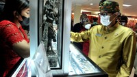 Menteri Pariwisata dan Ekonomi Kreatif Sandiaga Salahuddin Uno meninjau produk kerajinan yang dipameran dalam rangkaian kegiatan Pesta Kesenian Bali.