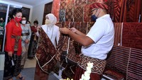 Menteri Pemberdayaan Perempuan dan Perlindungan Anak I Gusti Ayu Bintang Darmawati meninjau stan pameran Industri Kecil Menengah (IKM) dalam rangkaian kegiatan Pesta Kesenian Bali.