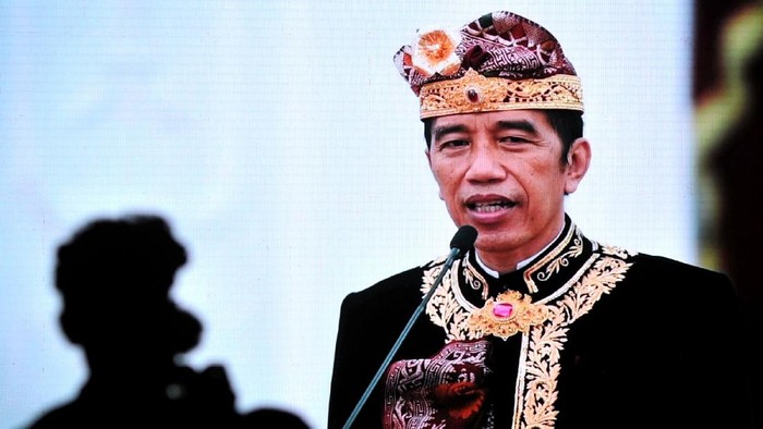 PAMERAN PESTA KESENIAN BALI Perajin menyelesaikan pembuatan kain tenun saat pameran Industri Kecil Menengah (IKM) dalam rangkaian kegiatan Pesta Kesenian Bali ke-43 di Taman Budaya Bali, Denpasar, Bali, Sabtu (12/6/2021). Pameran IKM yang diikuti puluhan pelaku IKM dari berbagai daerah di Bali tersebut diselenggarakan untuk membantu perekonomian pelaku IKM yang terdampak pandemi COVID-19 dan mempromosikan berbagai produk unggulan khas Bali seperti kain tenun, perak, anyaman serta olahan pangan. ANTARA FOTO/Fikri Yusuf/rwa.