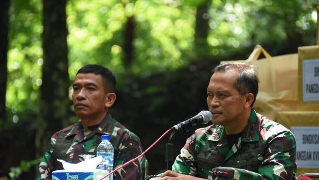 Panglima Kodam XVIII/Kasuari Mayjen TNI I Nyoman Cantiasa memberi arahan kepada siswa Pendidikan Kejuruan Bintara Kecabangan Infanteri (Dikjurbaif) lulusan Bintara Otonomi Khusus (Otsus) Kodam XVIII/Kasuari, Papua Barat (dok Kodam Kasuari)
