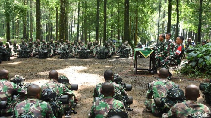 Panglima Kodam XVIII/Kasuari Mayjen TNI I Nyoman Cantiasa memberi arahan kepada siswa Pendidikan Kejuruan Bintara Kecabangan Infanteri (Dikjurbaif) lulusan Bintara Otonomi Khusus (Otsus) Kodam XVIII/Kasuari, Papua Barat (dok Kodam Kasuari)