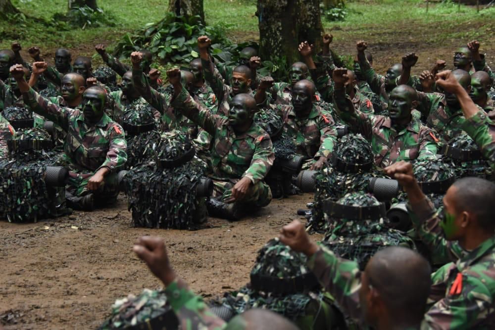 Panglima Kodam XVIII/Kasuari Mayjen TNI I Nyoman Cantiasa memberi arahan kepada siswa Pendidikan Kejuruan Bintara Kecabangan Infanteri (Dikjurbaif) lulusan Bintara Otonomi Khusus (Otsus) Kodam XVIII/Kasuari, Papua Barat (dok Kodam Kasuari)