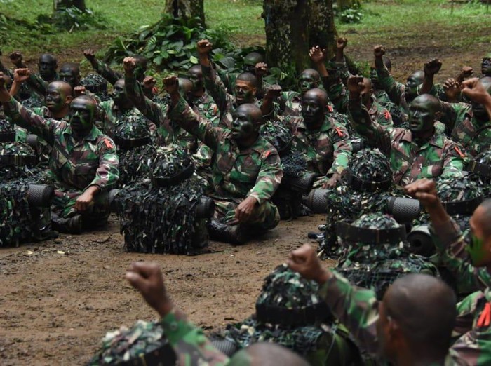 Panglima Kodam XVIII/Kasuari Mayjen TNI I Nyoman Cantiasa memberi arahan kepada siswa Pendidikan Kejuruan Bintara Kecabangan Infanteri (Dikjurbaif) lulusan Bintara Otonomi Khusus (Otsus) Kodam XVIII/Kasuari, Papua Barat (dok Kodam Kasuari)