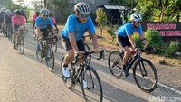 Ada 100 pesepeda dari berbagai daerah di Indonesia. Perjalananakan ditempuh sepanjang 128 km menelusuri berbagai medan sambil menikmari keindahan alam Kebumen (Rinto Heksantoro/detikcom)