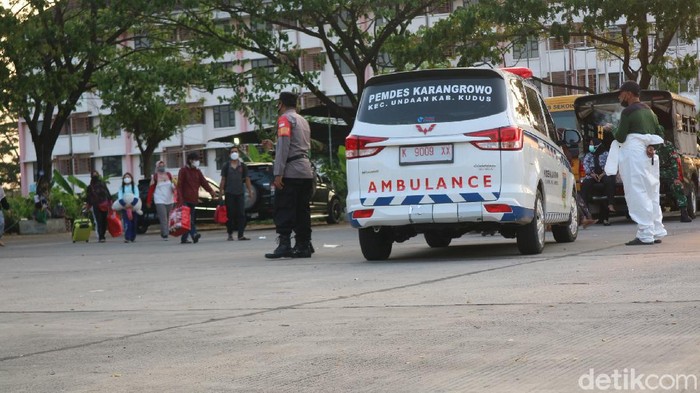 Pemberangakatan pasien COVID Kudus ke Asrama Haji Donohudan, Boyolali, Kamis (10/6/2021)