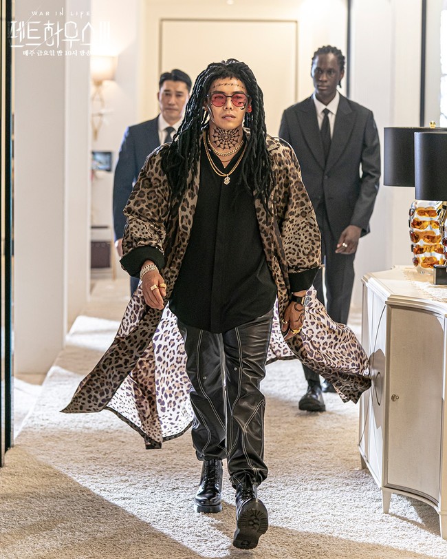 Tanpa disangka-sangka, Park Eun Seok hadir sebagai karakter baru The Penthouse 3 bernama Alex Lee. Ia dikisahkan sebagai kakak kandung Logan Lee yang tinggal di Amerika Serikat. Foto: dok. SBS